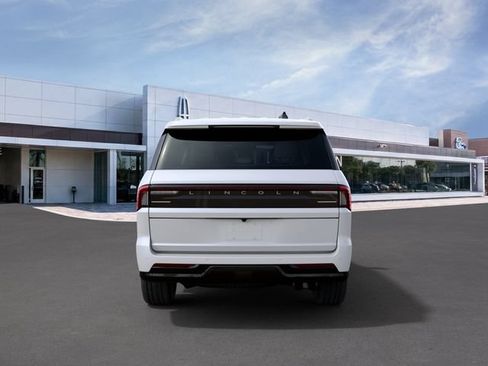 New 2027 Lincoln Navigator Premiere RWD image 7