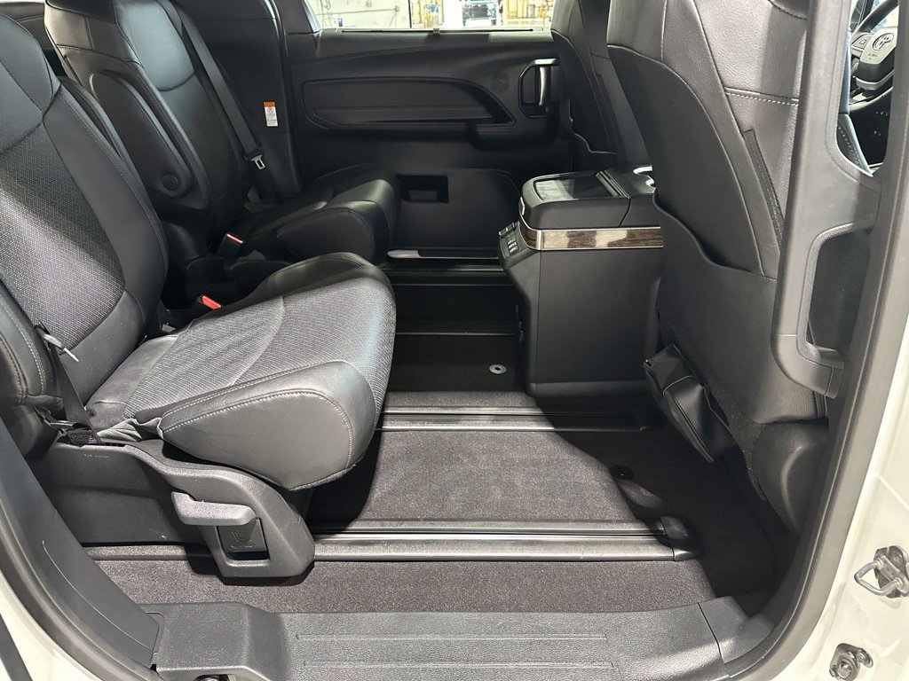 Used 2026 Toyota Sienna Platinum AWD/4WD image 18