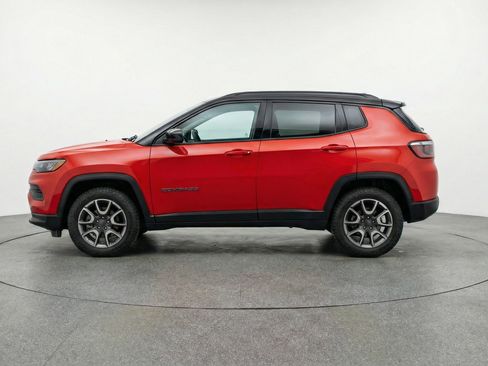 Used 2025 Jeep Compass Trailhawk image 5
