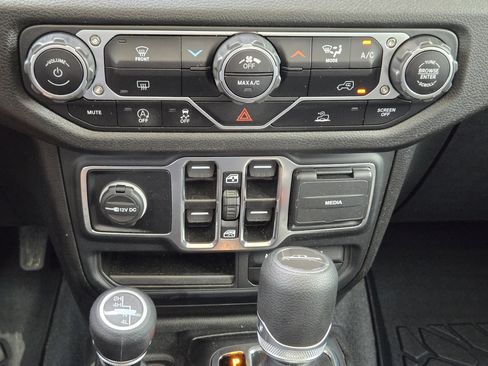 Used 2025 Jeep Gladiator Sport AWD/4WD image 19