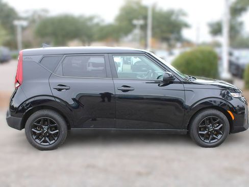 Certified 2022 Kia Soul LX w/ Technology Package image 5