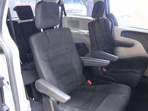 Used 2018 Dodge Grand Caravan SE w/ UConnect Hands-Free Group image 9