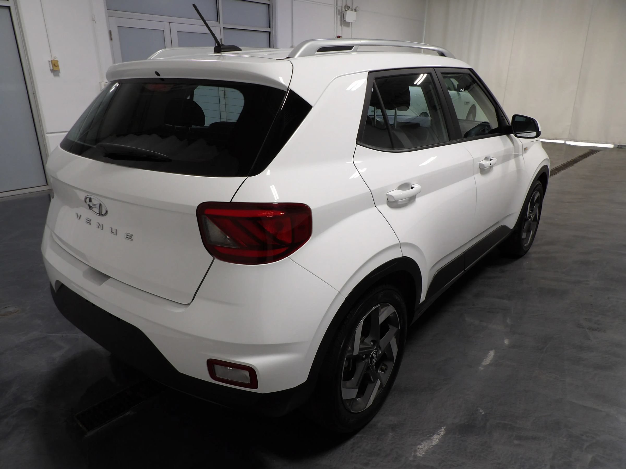 Used 2025 Hyundai Venue SEL FWD image 4