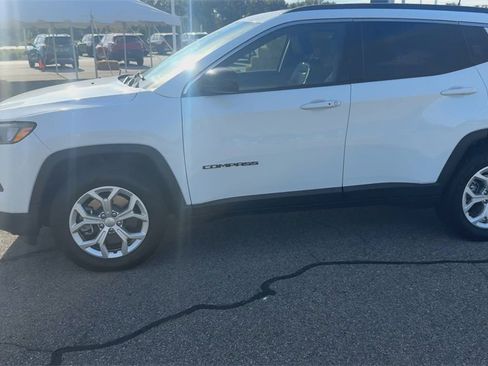 Used 2024 Jeep Compass Latitude image 5