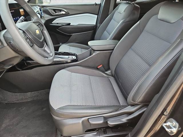 Used 2025 Chevrolet Trax LT FWD image 15