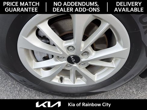 Used 2023 Kia Carnival LX image 11