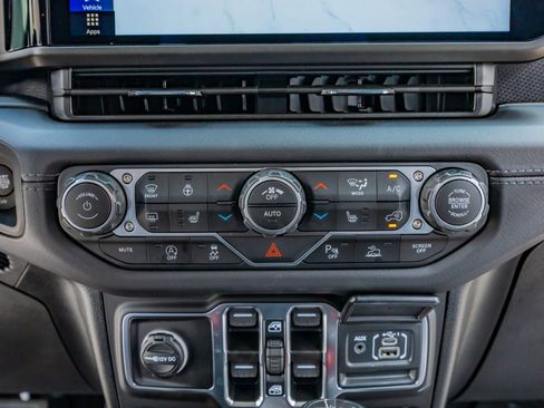 Used 2025 Jeep Wrangler Unlimited Rubicon AWD/4WD image 25