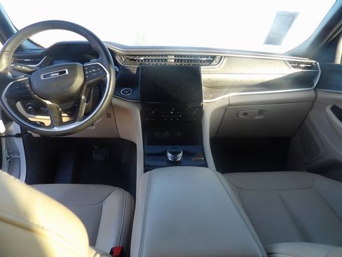 Used 2023 Jeep Grand Cherokee Limited image 13