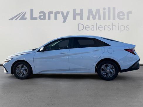 Certified 2025 Hyundai Elantra SE w/ Cargo Package image 2