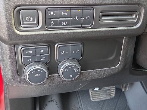 Used 2022 Chevrolet Suburban RST w/ Luxury Package image 12