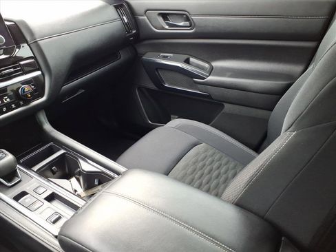 Used 2024 Nissan Pathfinder SV image 19