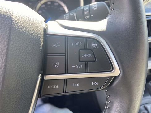 Used 2025 Toyota Highlander XLE image 32