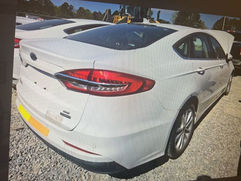 Used 2020 Ford Fusion SE image 2