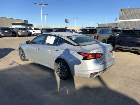 Used 2024 Nissan Altima 2.5 SV image 2