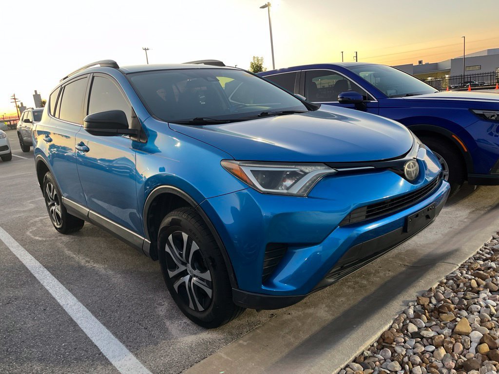 Used 2018 Toyota RAV4 LE FWD image 2