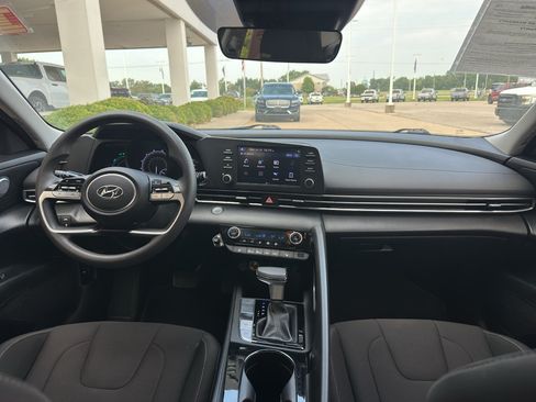 Used 2023 Hyundai Elantra Blue FWD image 4