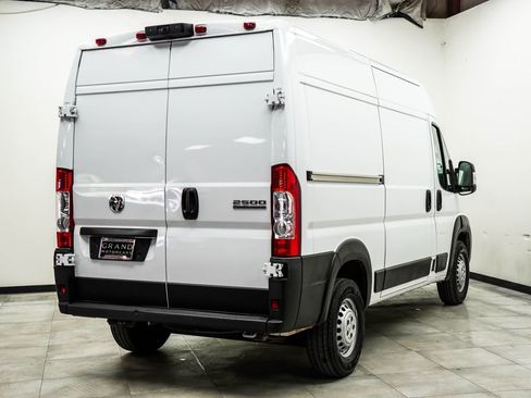 Used 2024 RAM ProMaster 2500 w/ Convenience Group FWD image 12