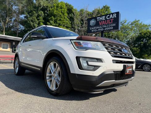 Used 2016 Ford Explorer XLT w/ Equipment Group 202A AWD/4WD image 10