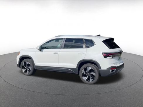 Used 2025 Volkswagen Taos SE image 10