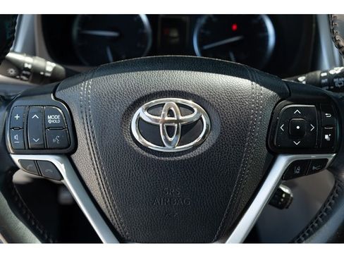 Used 2017 Toyota Highlander XLE FWD image 18