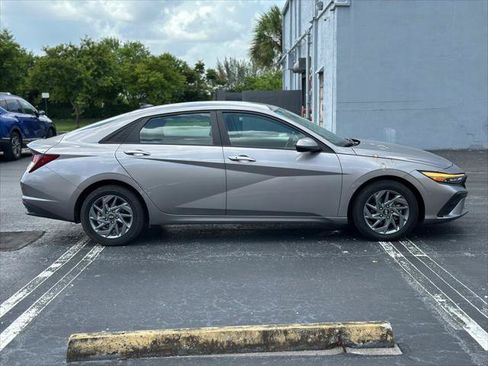 Used 2024 Hyundai Elantra SEL FWD image 9