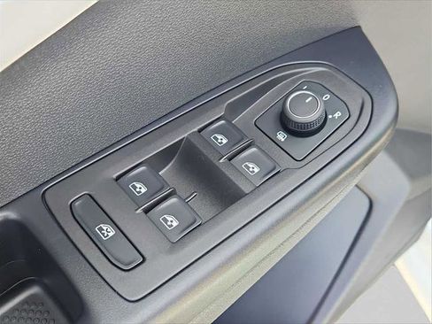 Used 2025 Volkswagen Taos SE AWD/4WD image 13