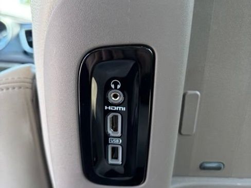 Used 2020 Chrysler Pacifica Touring-L Plus w/ Advanced Safetytec Group FWD image 18