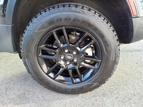 Used 2025 Land Rover Defender 110 S image 8