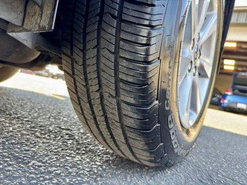 Used 2012 Toyota Highlander SE w/ Tow Pkg image 16