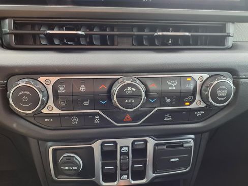 Used 2025 Jeep Wrangler Sahara image 11