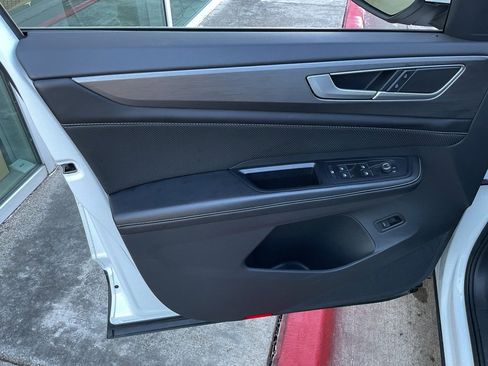 Used 2024 Volkswagen Atlas Cross Sport SE image 13