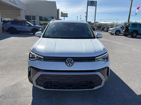 Certified 2025 Volkswagen Taos SE w/ Black Wheel Package image 2