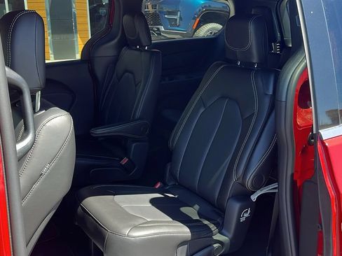 New 2027 Chrysler Pacifica Select AWD/4WD image 18