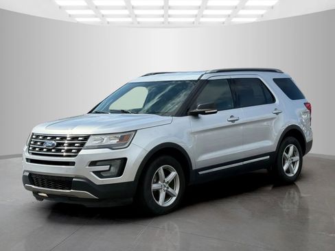 Used 2017 Ford Explorer XLT w/ Equipment Group 202A image 7