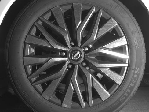 Used 2025 Nissan Altima 2.5 SV FWD image 14
