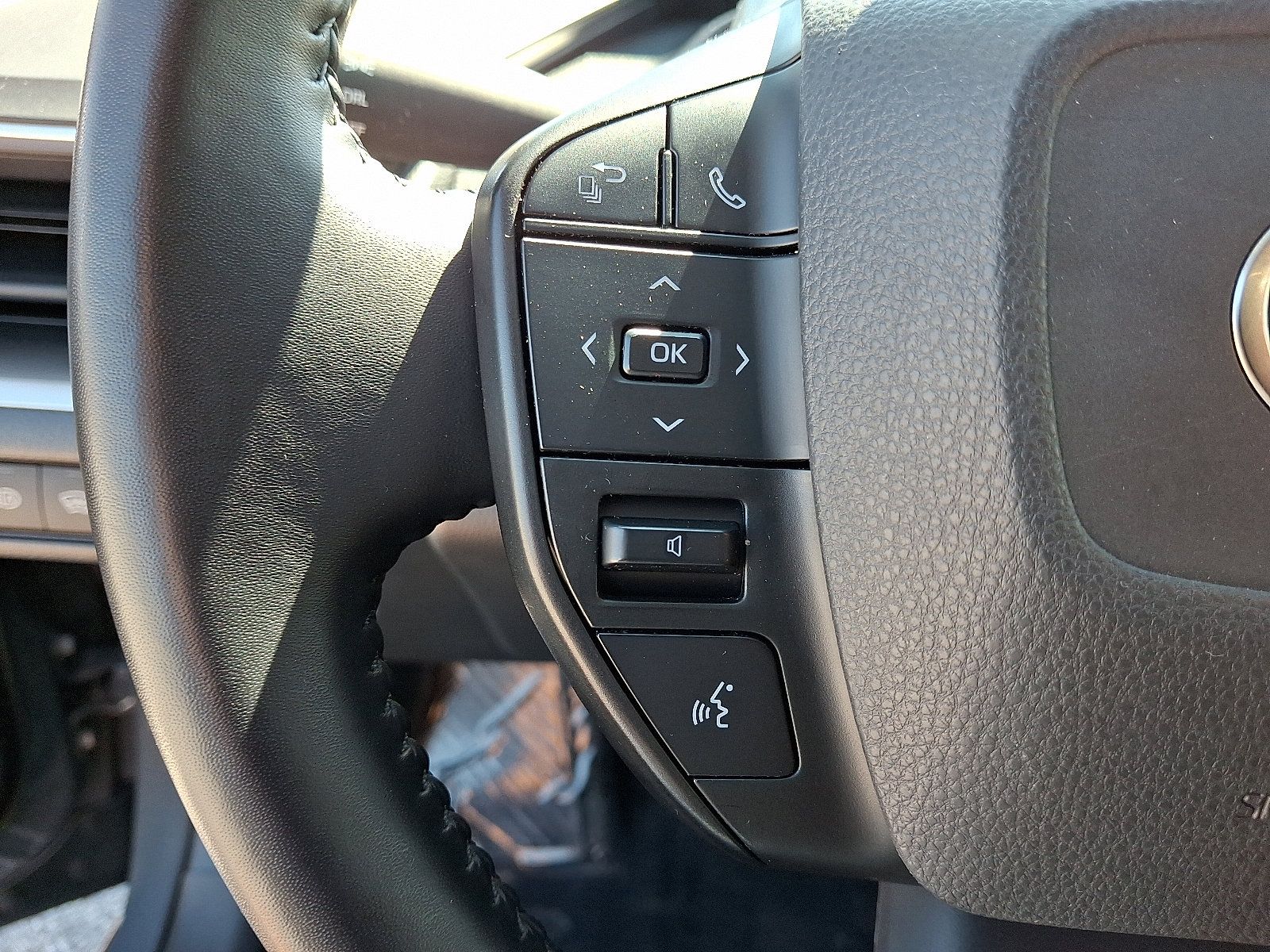 Used 2024 Toyota Prius LE FWD image 20