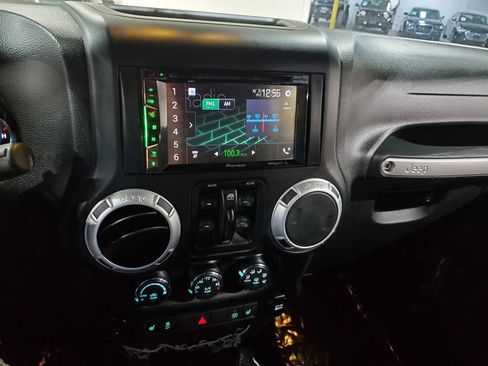 Used 2014 Jeep Wrangler Unlimited Sahara w/ Connectivity Group AWD/4WD image 30