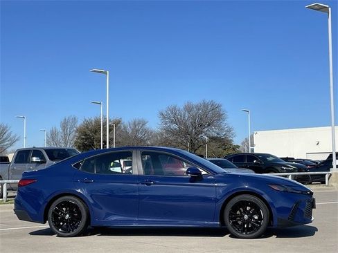 Used 2025 Toyota Camry SE image 3