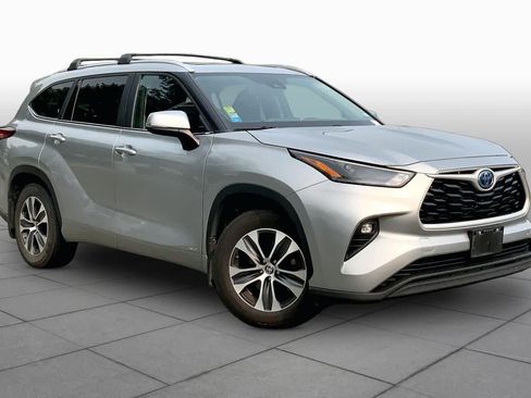 Used 2023 Toyota Highlander XLE AWD/4WD image 3