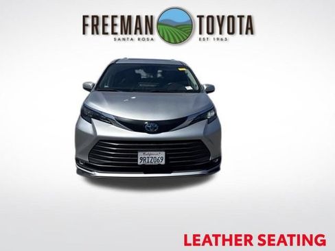 Used 2025 Toyota Sienna XLE FWD image 3