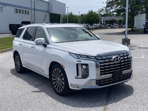 Used 2024 Hyundai Palisade Calligraphy FWD image 3