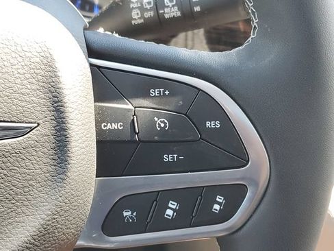 Used 2024 Chrysler Pacifica Limited AWD/4WD image 24