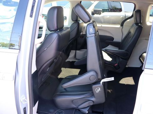 Used 2024 Chrysler Pacifica Touring-L FWD image 28