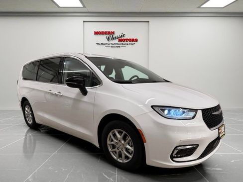 Used 2024 Chrysler Pacifica Touring-L FWD image 1