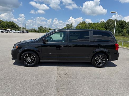 Used 2017 Dodge Grand Caravan GT FWD image 2