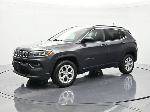 Used 2024 Jeep Compass Latitude AWD/4WD image 1
