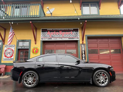 Used 2017 Dodge Charger SXT w/ Navigation & Travel Group image 2
