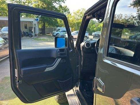 Used 2015 Jeep Wrangler Unlimited Sahara AWD/4WD image 14