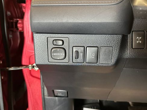 Used 2018 Toyota RAV4 LE w/ All Weather Liner Package AWD/4WD image 17