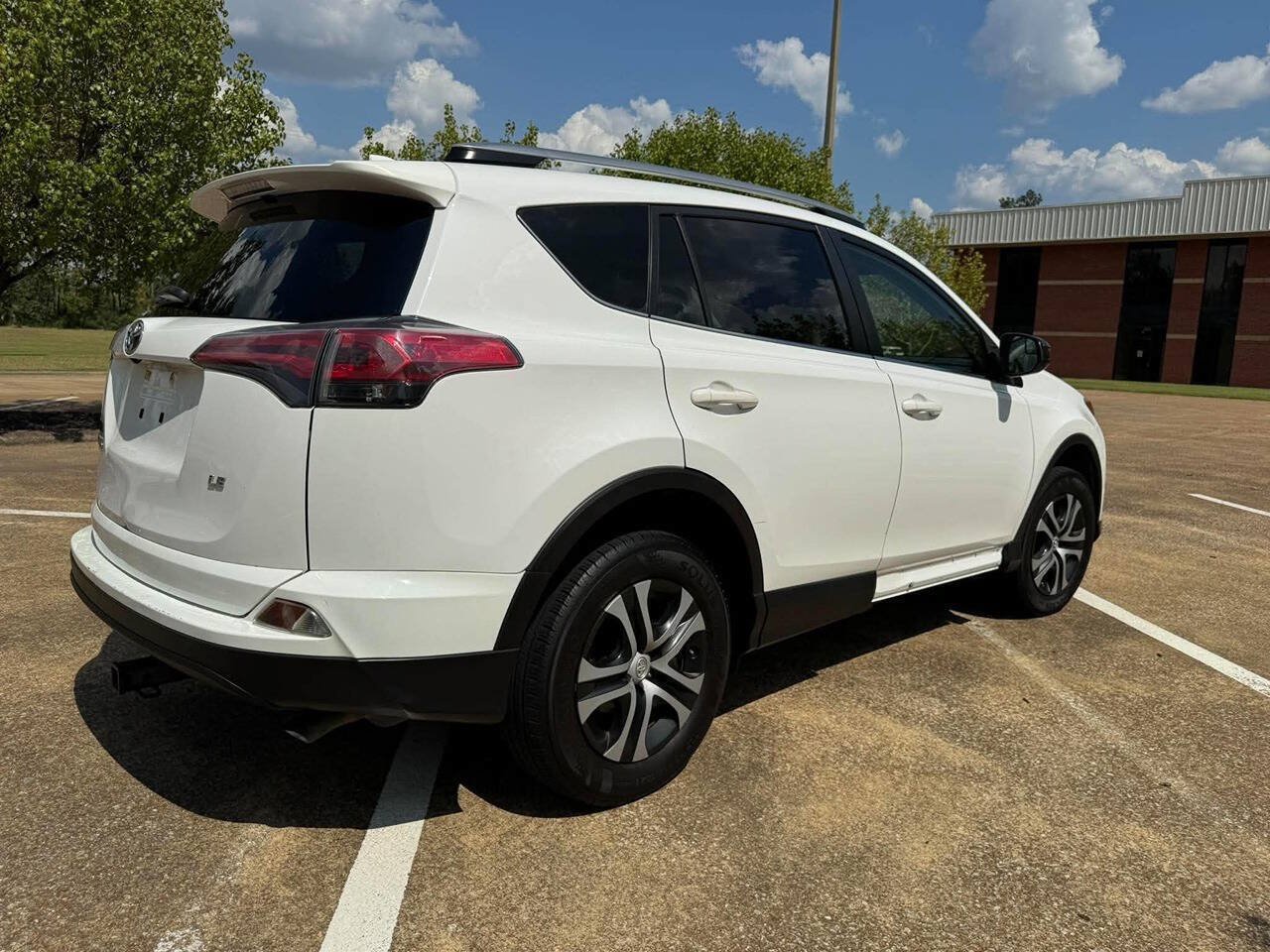 Used 2018 Toyota RAV4 LE FWD image 7